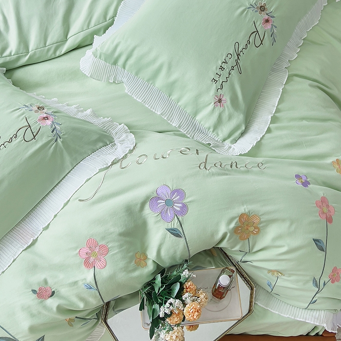 91家纺网 家纺一手货源 找家纺 青泽家纺 2025新款母婴级ins风韩版绣花荷叶边水洗棉磨毛四件套 缤纷花园绿