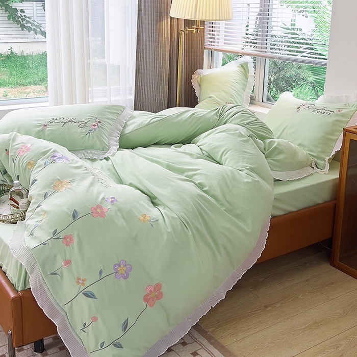 91家纺网 家纺一手货源 找家纺 青泽家纺 2025新款母婴级ins风韩版绣花荷叶边水洗棉磨毛四件套 缤纷花园绿