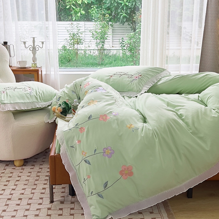 91家纺网 家纺一手货源 找家纺 青泽家纺 2025新款母婴级ins风韩版绣花荷叶边水洗棉磨毛四件套 缤纷花园绿