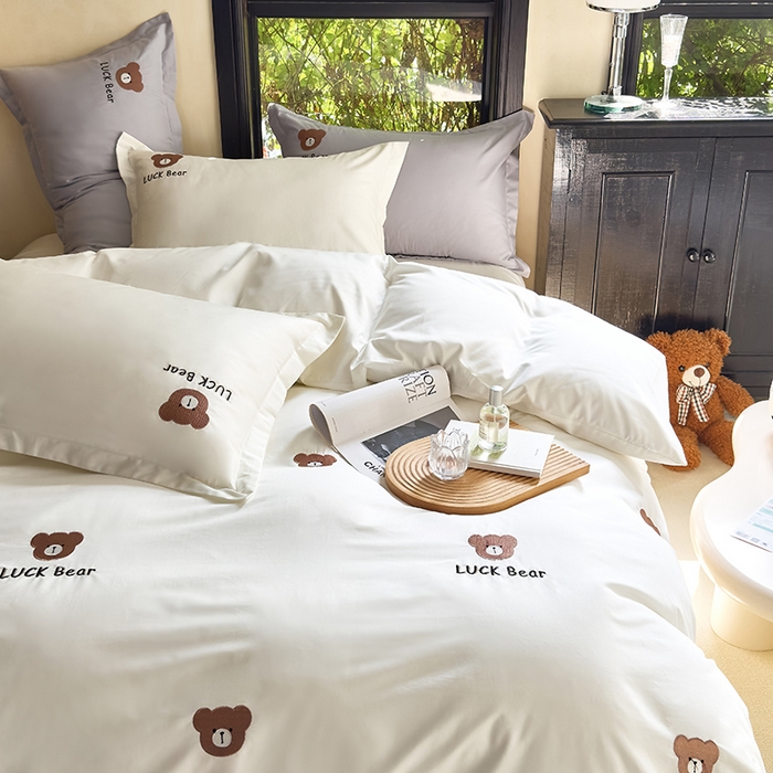 91家纺网 家纺一手货源 找家纺 青泽家纺 2025新款水洗棉绣花磨毛四件套碳素磨毛床单款床笠款套件 幸运熊-白