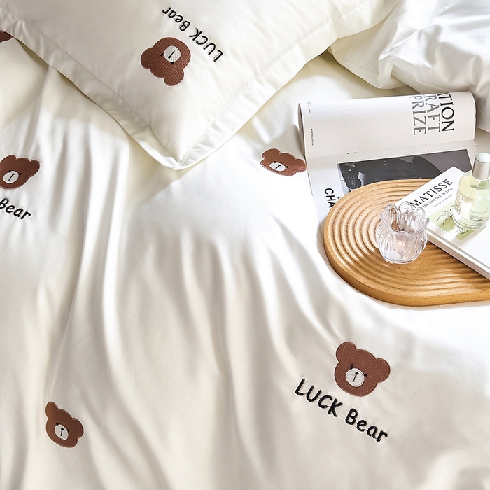 91家纺网 家纺一手货源 找家纺 青泽家纺 2025新款水洗棉绣花磨毛四件套碳素磨毛床单款床笠款套件 幸运熊-白