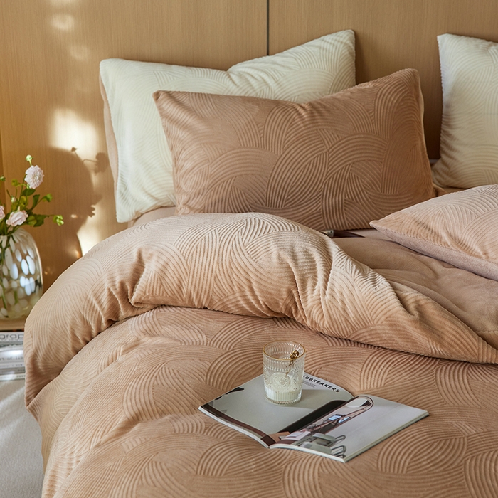 91家纺网 家纺一手货源 找家纺 （总）眠博士 2025新款浮雕款烂花牛奶绒加厚保暖莱伊和赛纳四件套