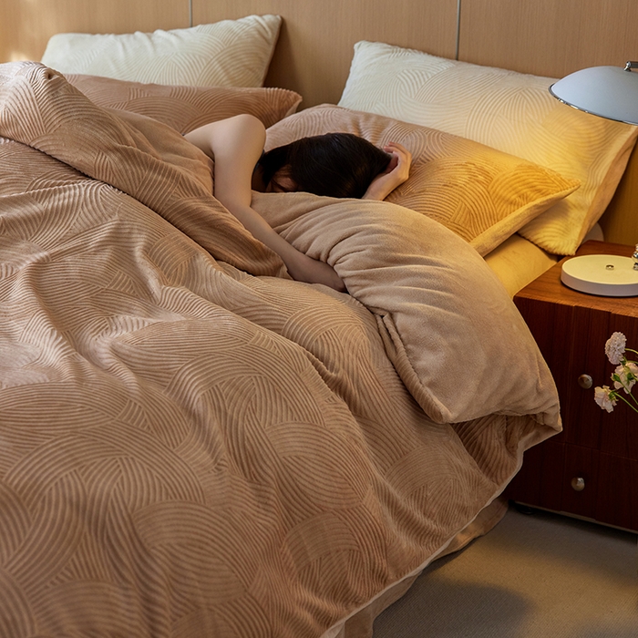 91家纺网 家纺一手货源 找家纺 （总）眠博士 2025新款浮雕款烂花牛奶绒加厚保暖莱伊和赛纳四件套