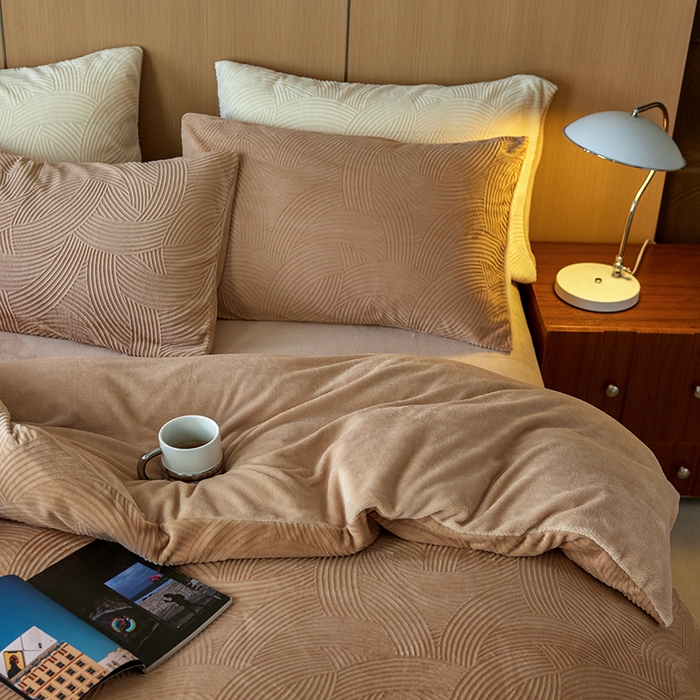 91家纺网 家纺一手货源 找家纺 （总）眠博士 2025新款浮雕款烂花牛奶绒加厚保暖莱伊和赛纳四件套