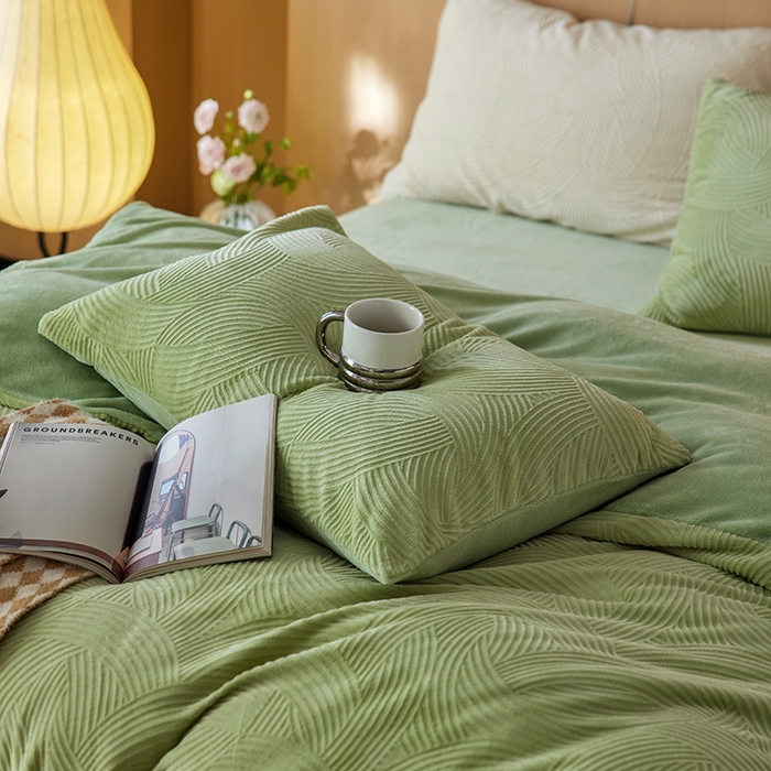 91家纺网 家纺一手货源 找家纺 眠博士 2025新款浮雕款烂花牛奶绒加厚保暖莱伊和赛纳四件套 浮雕款-莱伊浅绿