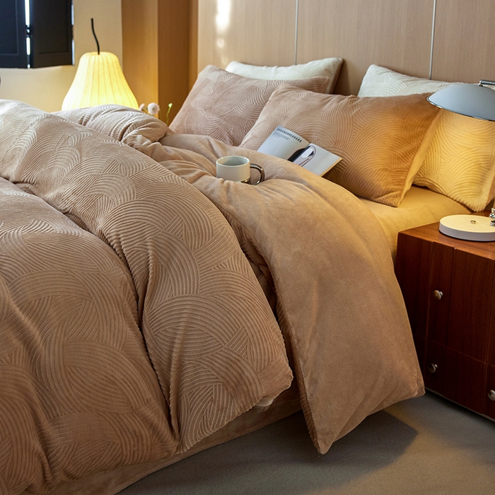 91家纺网 家纺一手货源 找家纺 眠博士 2025新款浮雕款烂花牛奶绒加厚保暖莱伊和赛纳四件套 浮雕款-莱伊咖