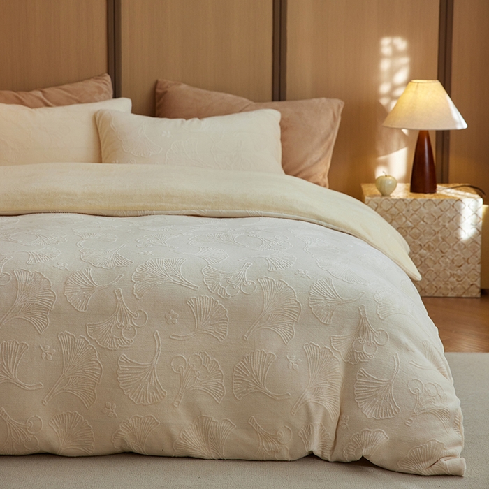 91家纺网 家纺一手货源 找家纺 眠博士 2025新款浮雕款烂花牛奶绒加厚保暖莱伊和赛纳四件套 浮雕款-赛纳奶白