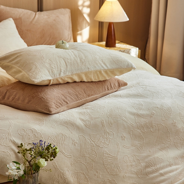 91家纺网 家纺一手货源 找家纺 眠博士 2025新款浮雕款烂花牛奶绒加厚保暖莱伊和赛纳四件套 浮雕款-赛纳奶白