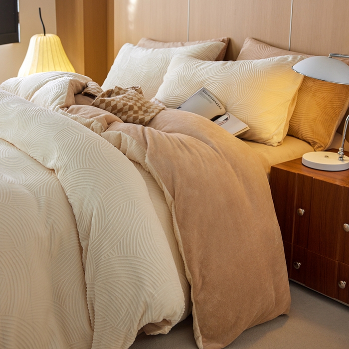 91家纺网 家纺一手货源 找家纺 眠博士 2025新款浮雕款烂花牛奶绒加厚保暖莱伊和赛纳四件套 浮雕款-莱伊奶白+咖