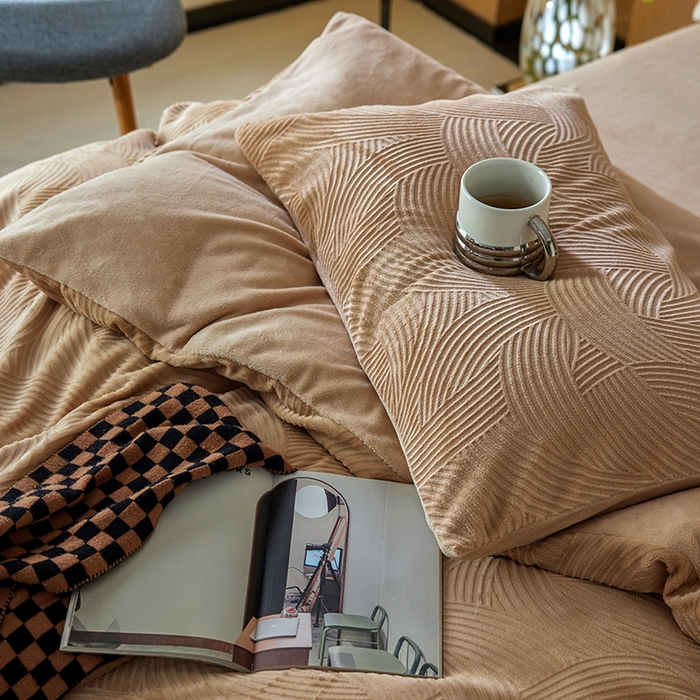 91家纺网 家纺一手货源 找家纺 眠博士 2025新款浮雕款烂花牛奶绒加厚保暖莱伊和赛纳四件套 浮雕款-莱伊咖