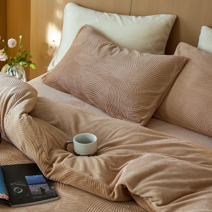 91家纺网 家纺一手货源 找家纺 眠博士 2025新款浮雕款烂花牛奶绒加厚保暖莱伊和赛纳四件套 浮雕款-莱伊咖