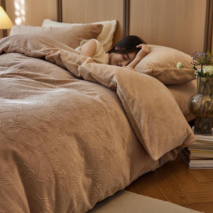 91家纺网 家纺一手货源 找家纺 （总）眠博士 2025新款浮雕款烂花牛奶绒加厚保暖莱伊和赛纳四件套