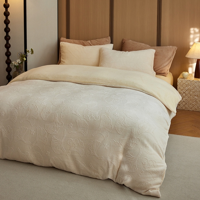 91家纺网 家纺一手货源 找家纺 眠博士 2025新款浮雕款烂花牛奶绒加厚保暖莱伊和赛纳四件套 浮雕款-赛纳奶白