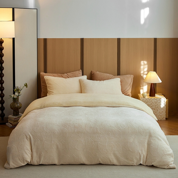 91家纺网 家纺一手货源 找家纺 眠博士 2025新款浮雕款烂花牛奶绒加厚保暖莱伊和赛纳四件套 浮雕款-赛纳奶白