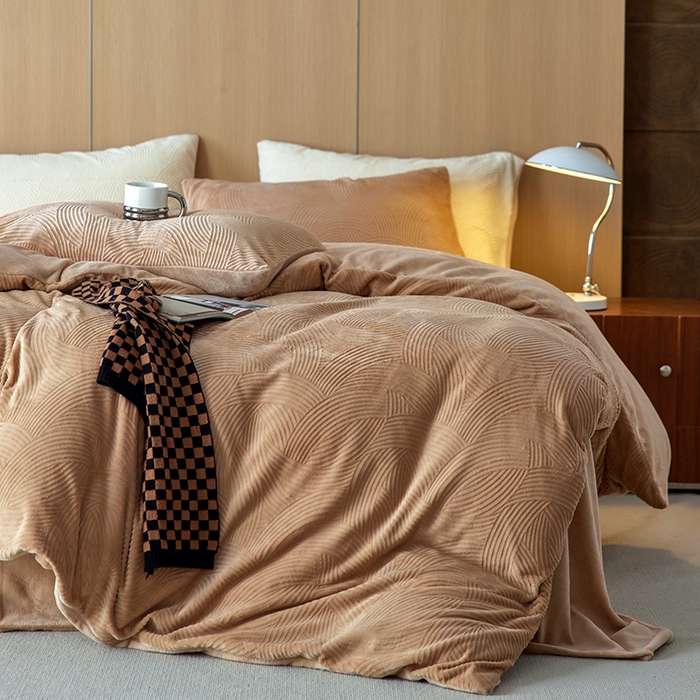 91家纺网 家纺一手货源 找家纺 （总）眠博士 2025新款浮雕款烂花牛奶绒加厚保暖莱伊和赛纳四件套