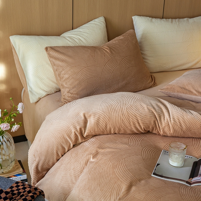 91家纺网 家纺一手货源 找家纺 （总）眠博士 2025新款浮雕款烂花牛奶绒加厚保暖莱伊和赛纳四件套