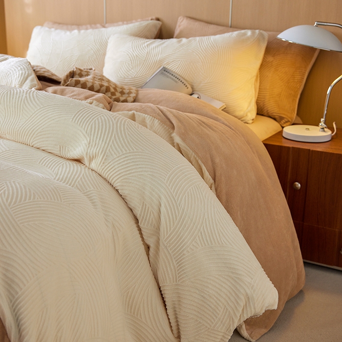 91家纺网 家纺一手货源 找家纺 眠博士 2025新款浮雕款烂花牛奶绒加厚保暖莱伊和赛纳四件套 浮雕款-莱伊奶白+咖