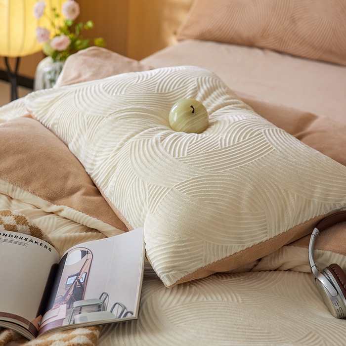 91家纺网 家纺一手货源 找家纺 眠博士 2025新款浮雕款烂花牛奶绒加厚保暖莱伊和赛纳四件套 浮雕款-莱伊奶白+咖