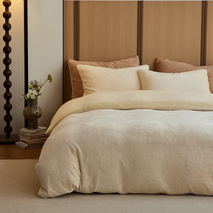 91家纺网 家纺一手货源 找家纺 眠博士 2025新款浮雕款烂花牛奶绒加厚保暖莱伊和赛纳四件套 浮雕款-赛纳奶白