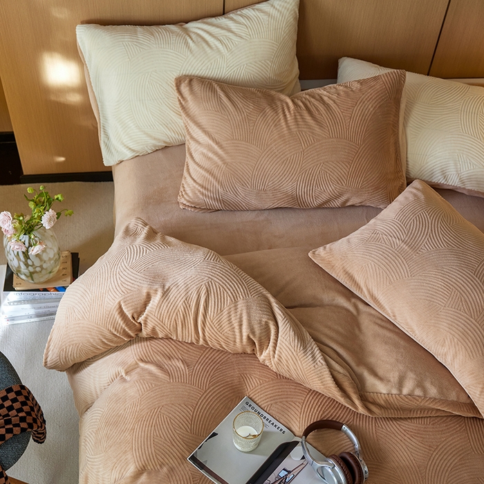 91家纺网 家纺一手货源 找家纺 （总）眠博士 2025新款浮雕款烂花牛奶绒加厚保暖莱伊和赛纳四件套