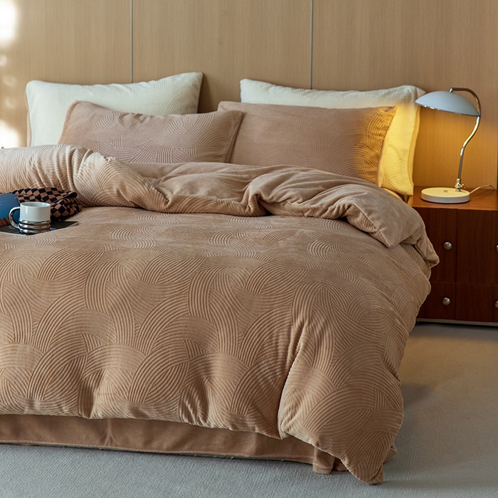 91家纺网 家纺一手货源 找家纺 （总）眠博士 2025新款浮雕款烂花牛奶绒加厚保暖莱伊和赛纳四件套