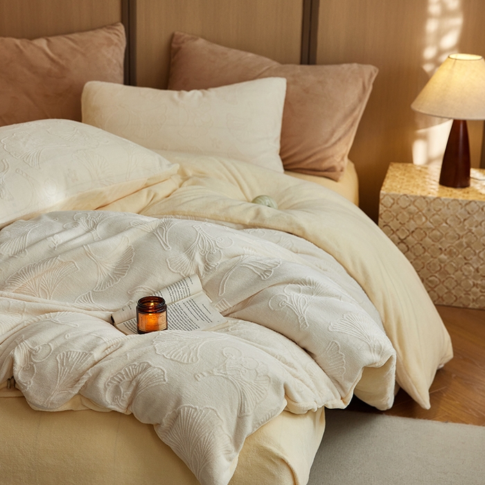 91家纺网 家纺一手货源 找家纺 眠博士 2025新款浮雕款烂花牛奶绒加厚保暖莱伊和赛纳四件套 浮雕款-赛纳奶白