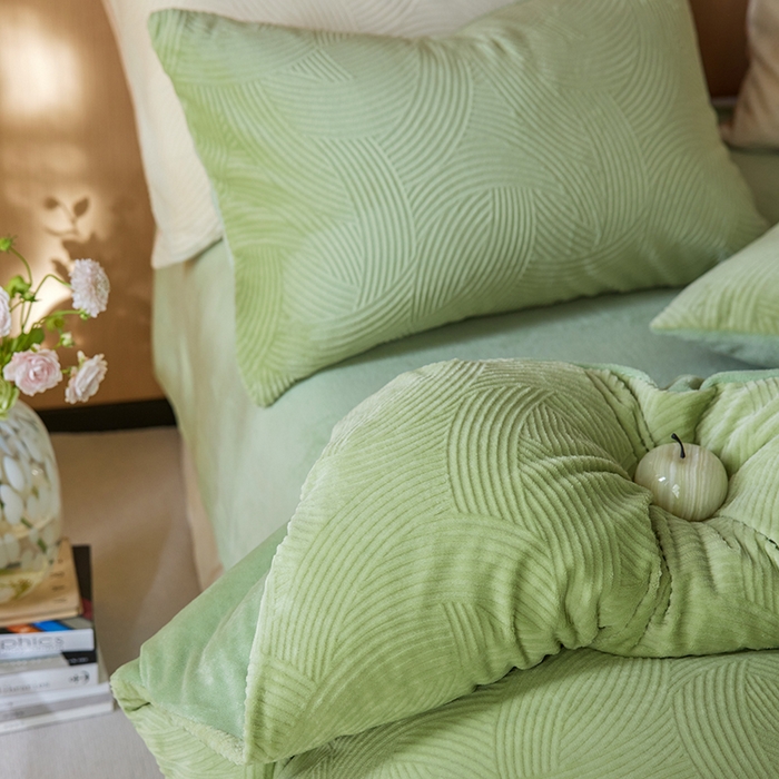 91家纺网 家纺一手货源 找家纺 眠博士 2025新款浮雕款烂花牛奶绒加厚保暖莱伊和赛纳四件套 浮雕款-莱伊浅绿