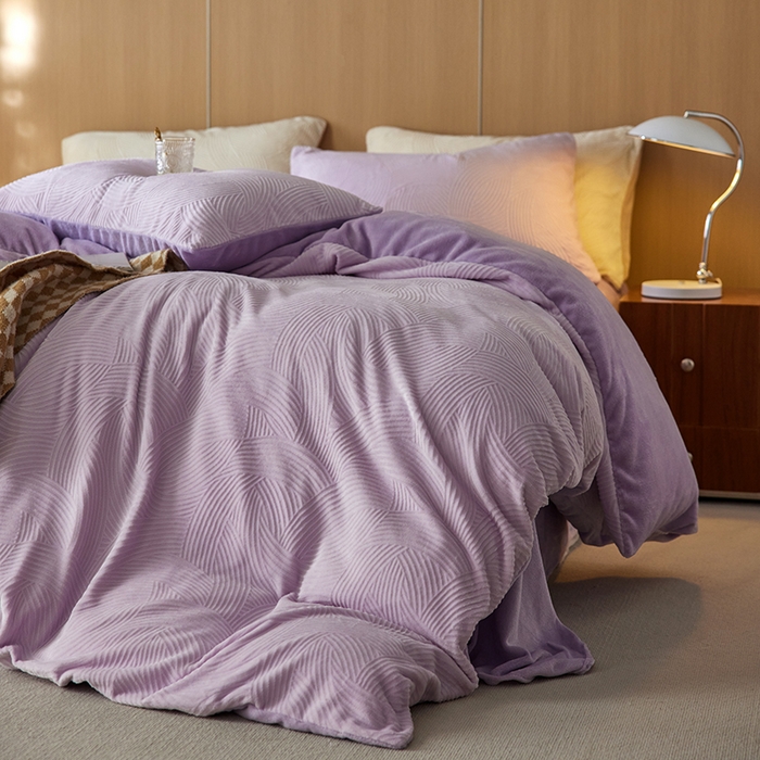 91家纺网 家纺一手货源 找家纺 眠博士 2025新款浮雕款烂花牛奶绒加厚保暖莱伊和赛纳四件套 浮雕款-莱伊魅紫