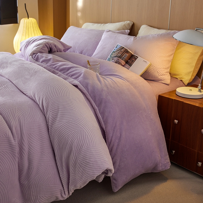 91家纺网 家纺一手货源 找家纺 眠博士 2025新款浮雕款烂花牛奶绒加厚保暖莱伊和赛纳四件套 浮雕款-莱伊魅紫