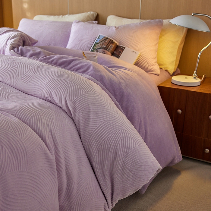 91家纺网 家纺一手货源 找家纺 眠博士 2025新款浮雕款烂花牛奶绒加厚保暖莱伊和赛纳四件套 浮雕款-莱伊魅紫