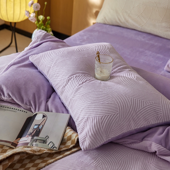 91家纺网 家纺一手货源 找家纺 眠博士 2025新款浮雕款烂花牛奶绒加厚保暖莱伊和赛纳四件套 浮雕款-莱伊魅紫