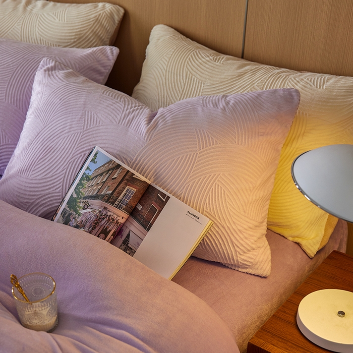 91家纺网 家纺一手货源 找家纺 眠博士 2025新款浮雕款烂花牛奶绒加厚保暖莱伊和赛纳四件套 浮雕款-莱伊魅紫