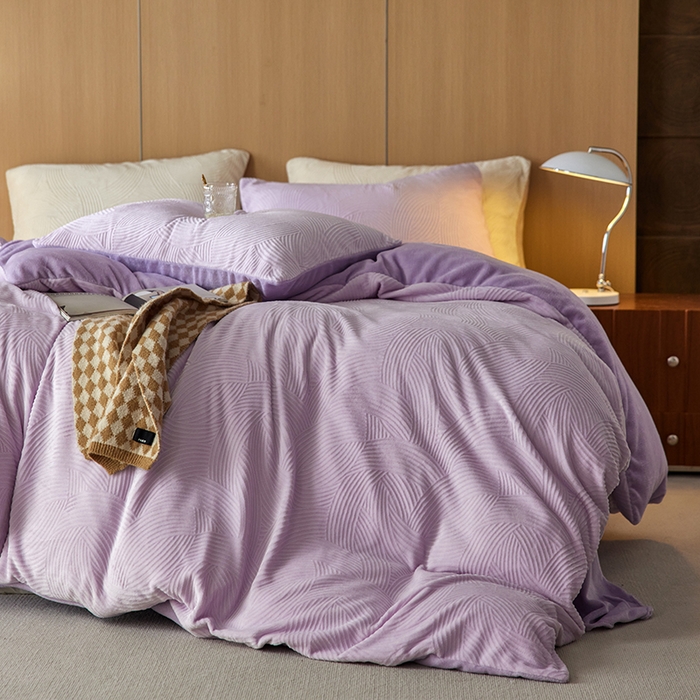 91家纺网 家纺一手货源 找家纺 眠博士 2025新款浮雕款烂花牛奶绒加厚保暖莱伊和赛纳四件套 浮雕款-莱伊魅紫