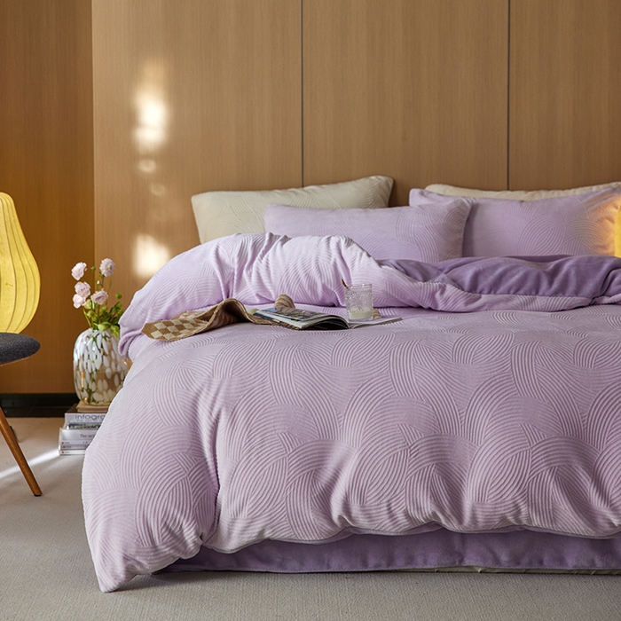 91家纺网 家纺一手货源 找家纺 眠博士 2025新款浮雕款烂花牛奶绒加厚保暖莱伊和赛纳四件套 浮雕款-莱伊魅紫