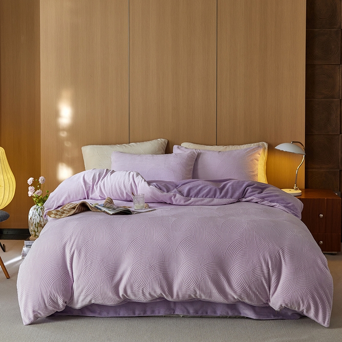 91家纺网 家纺一手货源 找家纺 眠博士 2025新款浮雕款烂花牛奶绒加厚保暖莱伊和赛纳四件套 浮雕款-莱伊魅紫