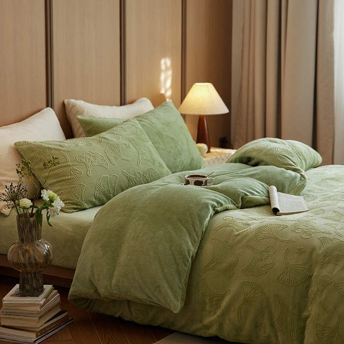 91家纺网 家纺一手货源 找家纺 眠博士 2025新款浮雕款烂花牛奶绒加厚保暖莱伊和赛纳四件套 浮雕款-赛纳浅绿