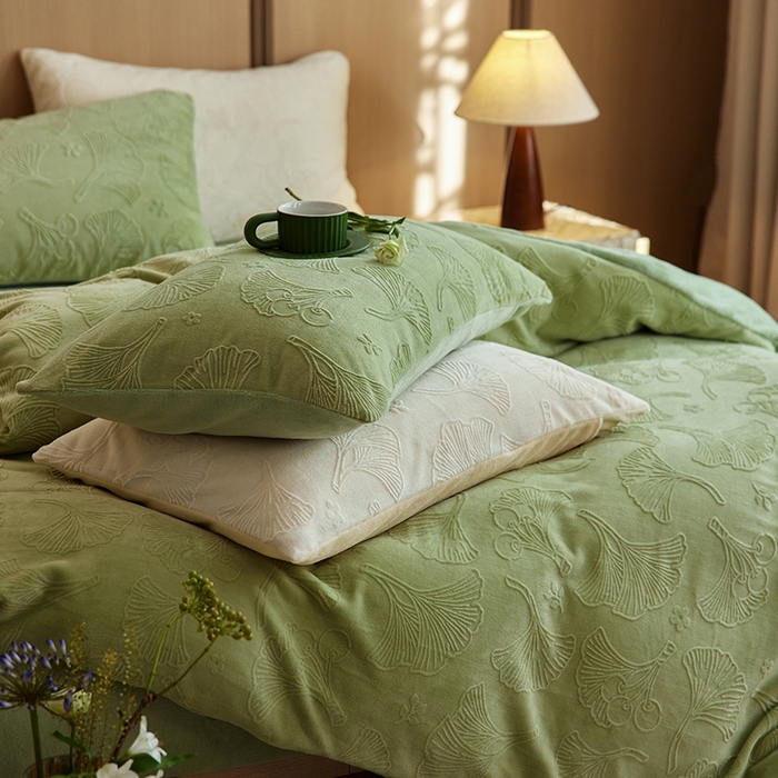 91家纺网 家纺一手货源 找家纺 眠博士 2025新款浮雕款烂花牛奶绒加厚保暖莱伊和赛纳四件套 浮雕款-赛纳浅绿
