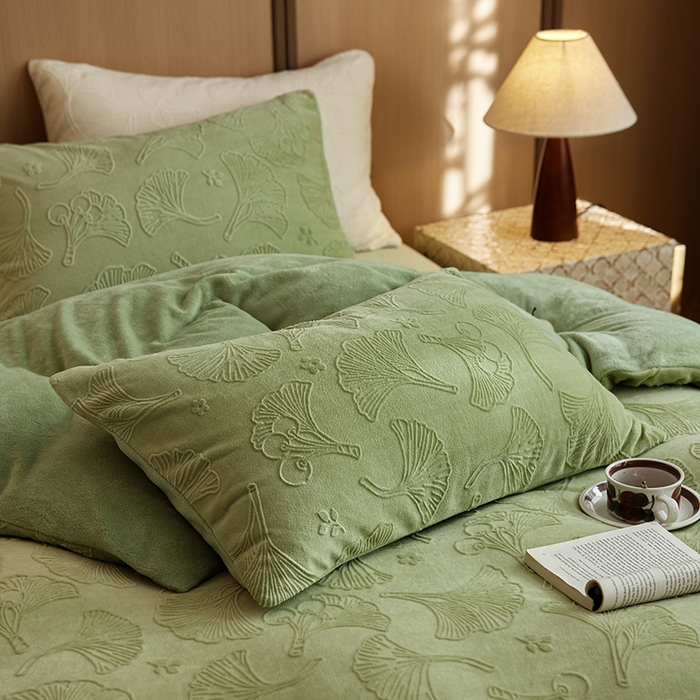 91家纺网 家纺一手货源 找家纺 眠博士 2025新款浮雕款烂花牛奶绒加厚保暖莱伊和赛纳四件套 浮雕款-赛纳浅绿