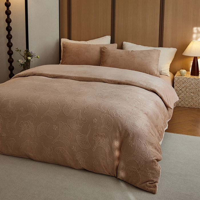 91家纺网 家纺一手货源 找家纺 眠博士 2025新款浮雕款烂花牛奶绒加厚保暖莱伊和赛纳四件套 浮雕款-赛纳咖