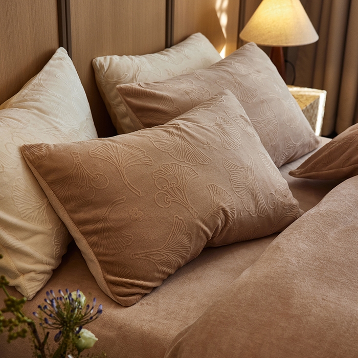 91家纺网 家纺一手货源 找家纺 眠博士 2025新款浮雕款烂花牛奶绒加厚保暖莱伊和赛纳四件套 浮雕款-赛纳咖