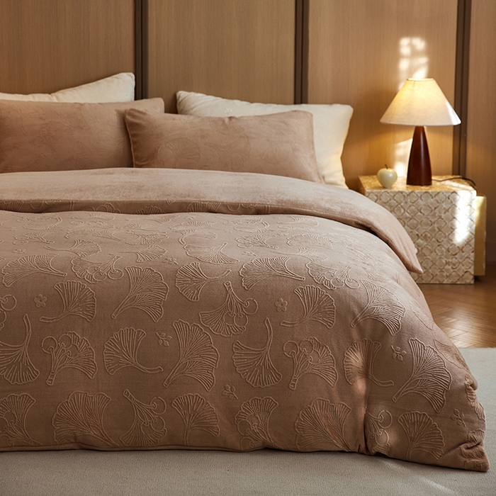 91家纺网 家纺一手货源 找家纺 眠博士 2025新款浮雕款烂花牛奶绒加厚保暖莱伊和赛纳四件套 浮雕款-赛纳咖