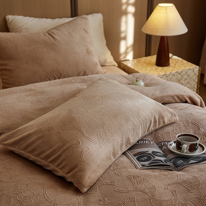 91家纺网 家纺一手货源 找家纺 眠博士 2025新款浮雕款烂花牛奶绒加厚保暖莱伊和赛纳四件套 浮雕款-赛纳咖