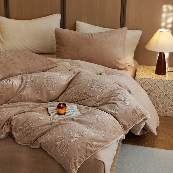 91家纺网 家纺一手货源 找家纺 眠博士 2025新款浮雕款烂花牛奶绒加厚保暖莱伊和赛纳四件套 浮雕款-赛纳咖