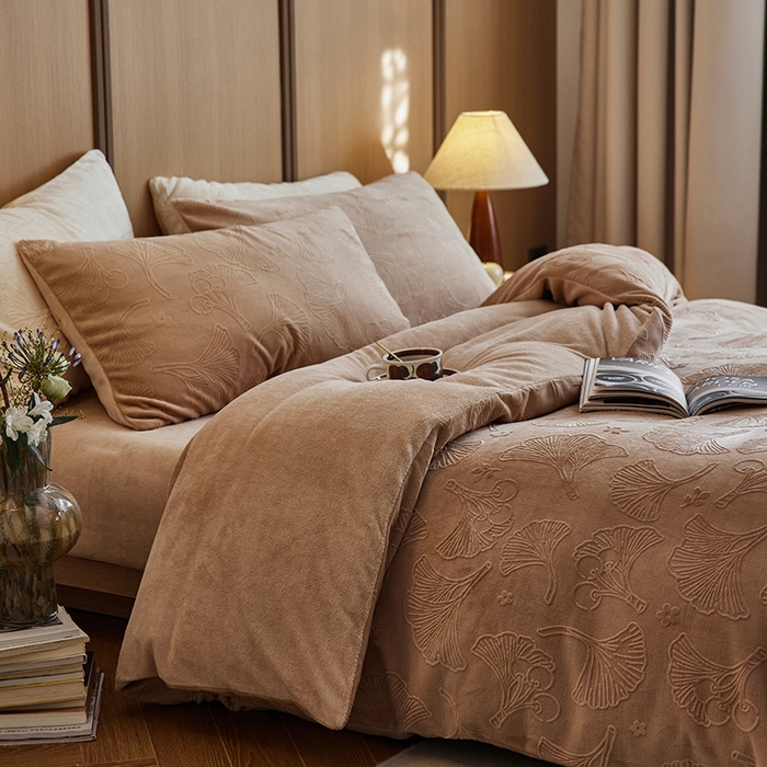 91家纺网 家纺一手货源 找家纺 眠博士 2025新款浮雕款烂花牛奶绒加厚保暖莱伊和赛纳四件套 浮雕款-赛纳咖