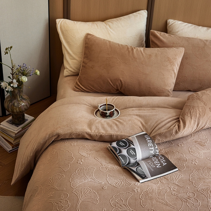 91家纺网 家纺一手货源 找家纺 眠博士 2025新款浮雕款烂花牛奶绒加厚保暖莱伊和赛纳四件套 浮雕款-赛纳咖