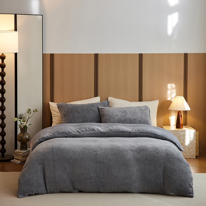 91家纺网 家纺一手货源 找家纺 眠博士 2025新款浮雕款烂花牛奶绒加厚保暖莱伊和赛纳四件套 浮雕款-赛纳雅灰