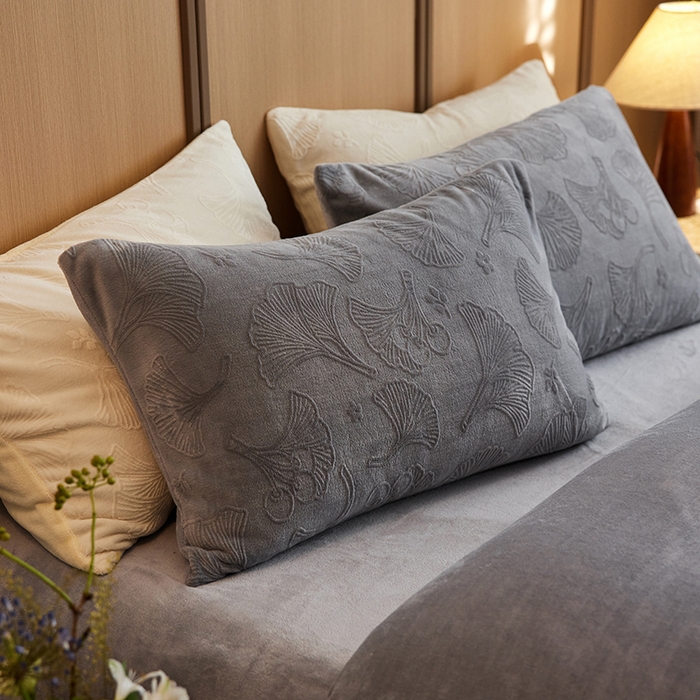 91家纺网 家纺一手货源 找家纺 眠博士 2025新款浮雕款烂花牛奶绒加厚保暖莱伊和赛纳四件套 浮雕款-赛纳雅灰