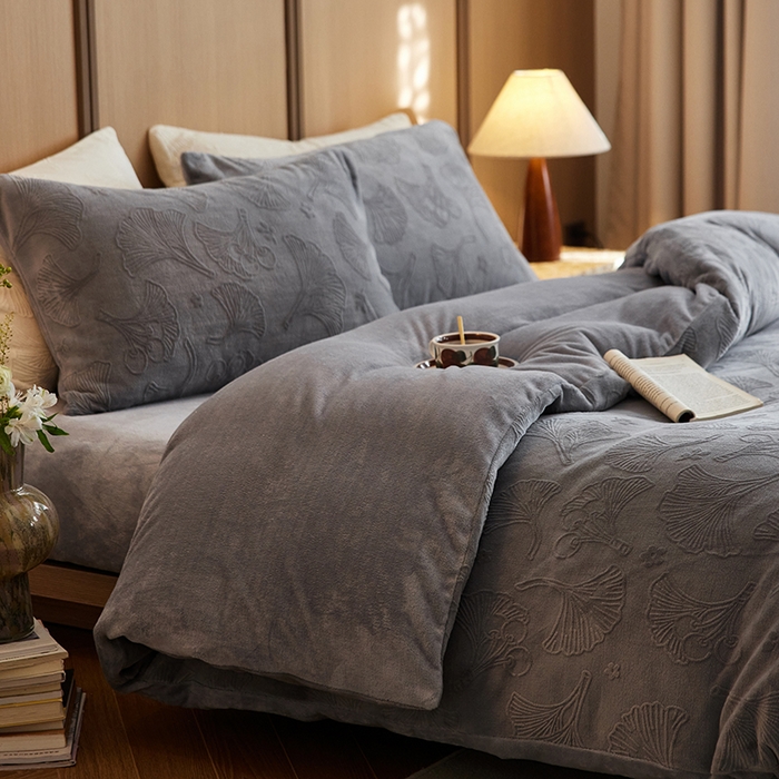 91家纺网 家纺一手货源 找家纺 眠博士 2025新款浮雕款烂花牛奶绒加厚保暖莱伊和赛纳四件套 浮雕款-赛纳雅灰