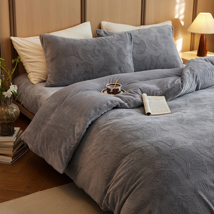 91家纺网 家纺一手货源 找家纺 眠博士 2025新款浮雕款烂花牛奶绒加厚保暖莱伊和赛纳四件套 浮雕款-赛纳雅灰