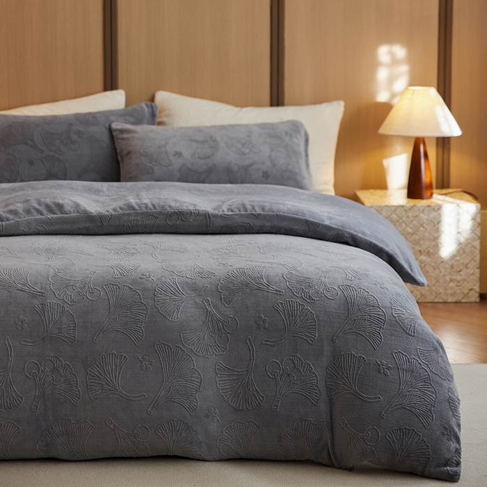 91家纺网 家纺一手货源 找家纺 眠博士 2025新款浮雕款烂花牛奶绒加厚保暖莱伊和赛纳四件套 浮雕款-赛纳雅灰